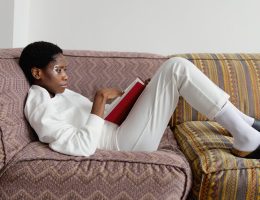 Best Short Stories for Fashion Enthusiasts: Analyzing Sartorial Narrative and Style 2025