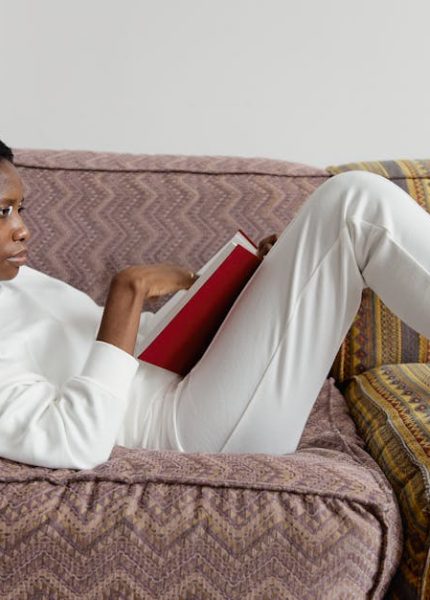 Best Short Stories for Fashion Enthusiasts: Analyzing Sartorial Narrative and Style 2025